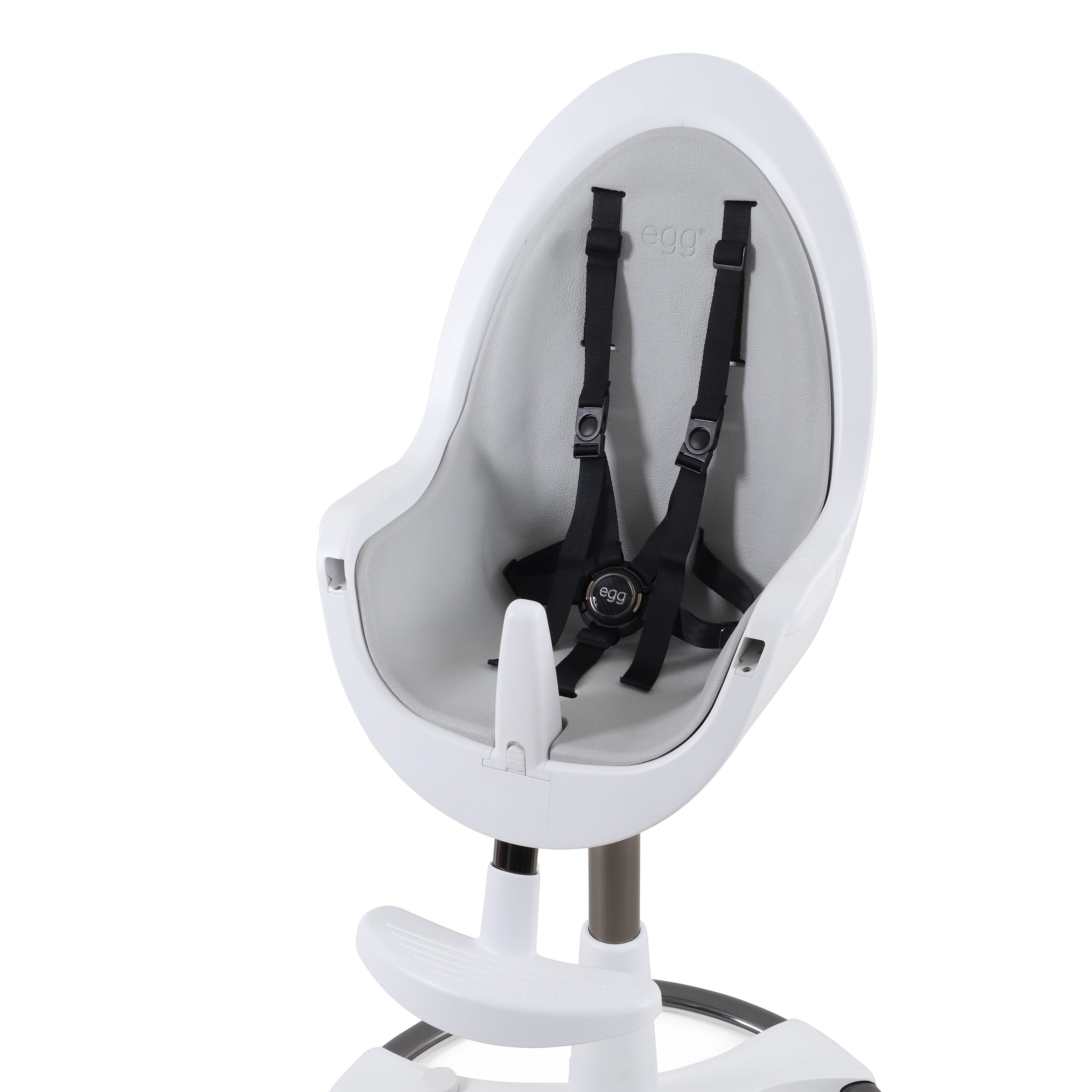 Close-up of the egg® Highchair's magnetic five-point harness buckle designed for secure, easy weaning mealtimes